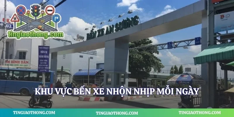 Khu vực bến xe nhộn nhịp mỗi ngày